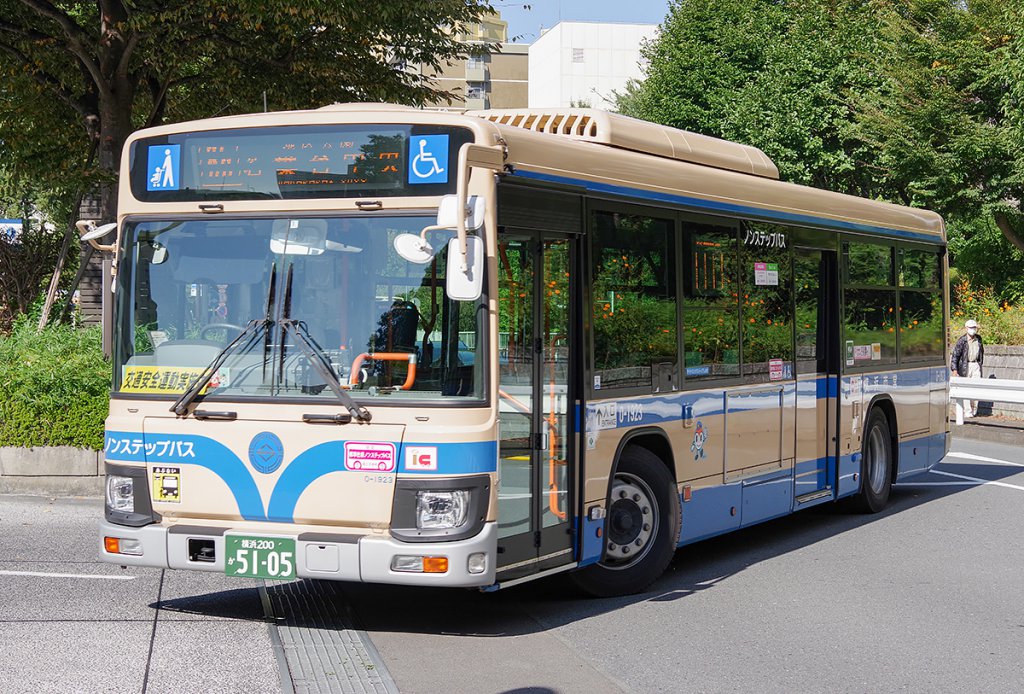横浜市営バスのいすゞエルガ（型式2PG-LV290N3）。最近の車両は車種名でも呼びやすくなった