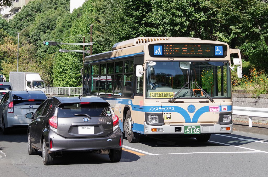 開業当初からクリーム色と青帯のまま1世紀近くが経つ、横浜市営バスの車体カラー