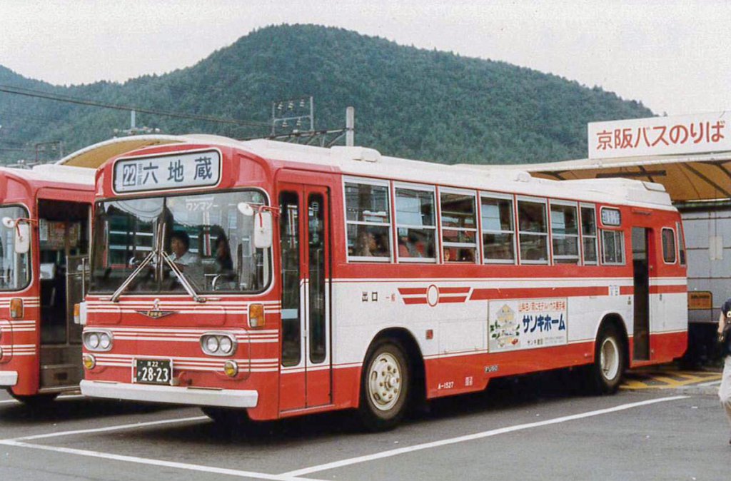 京阪バス（京都府）のブルドッグ。リアタイヤの後ろにドアが付いた“本家”後扉車