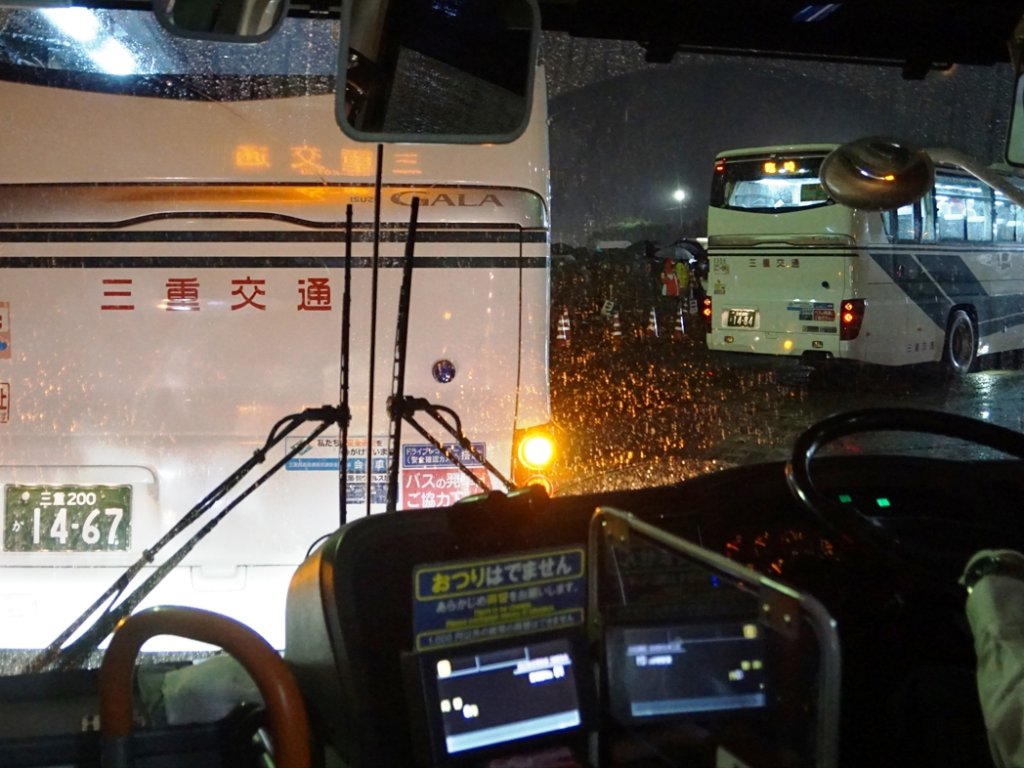 雨の中で数台のバスが白子駅に向けて同時発車する