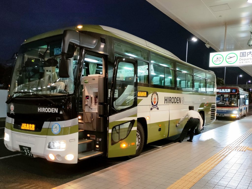 広島空港に到着した呉からの空港バスはいすゞガーラ