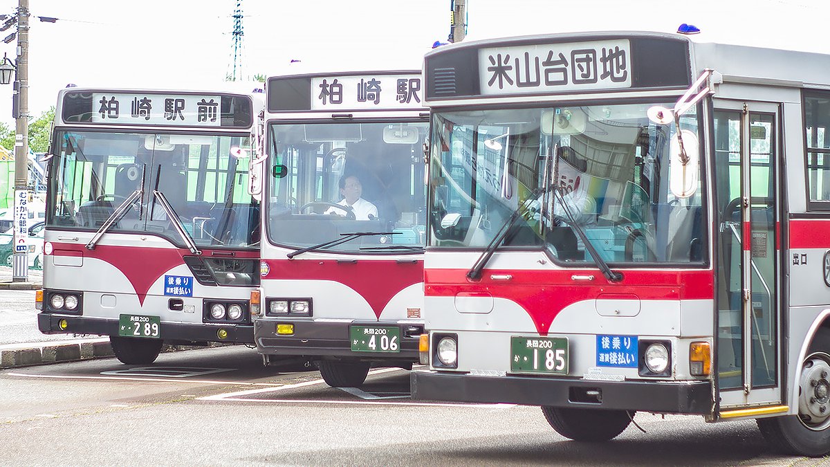 いつの時代もほぼ一緒はウソ!? 路線バスのヘッドライトはトレンドに超敏感 - 自動車情報誌「ベストカー」