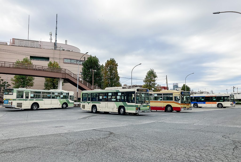 バスターミナルには各方面へのバス車両が集結する