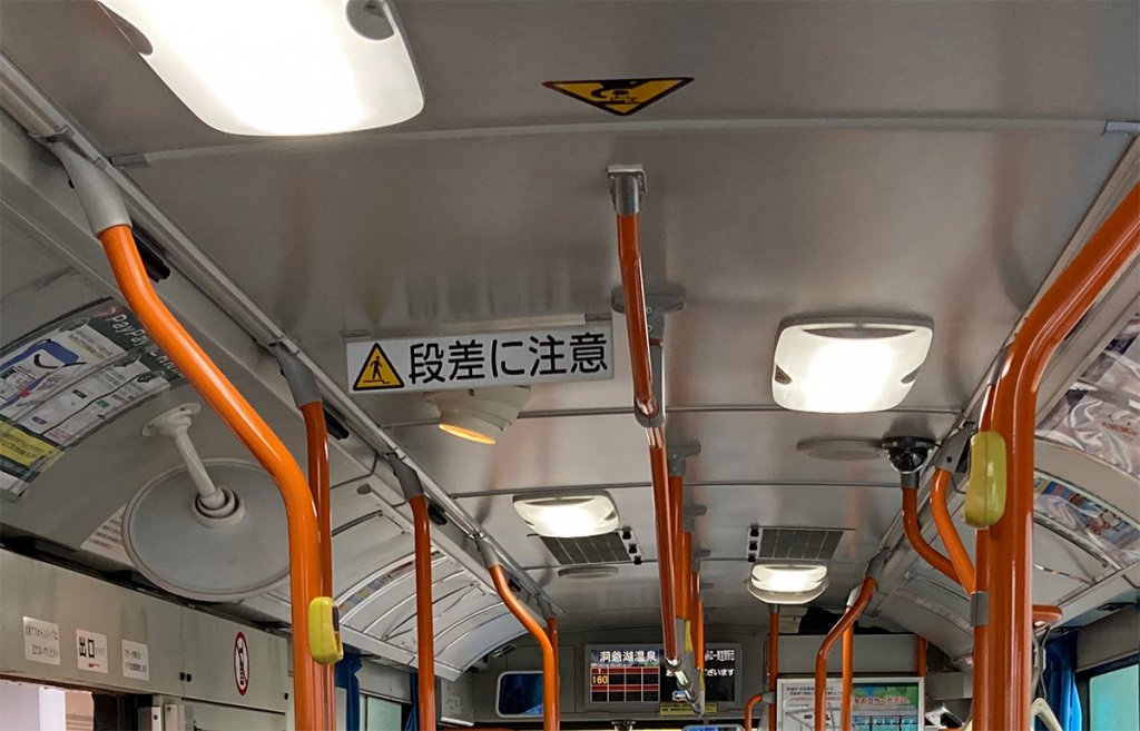 路線バスでは千鳥配置のわらじ型室内灯が特に一般的
