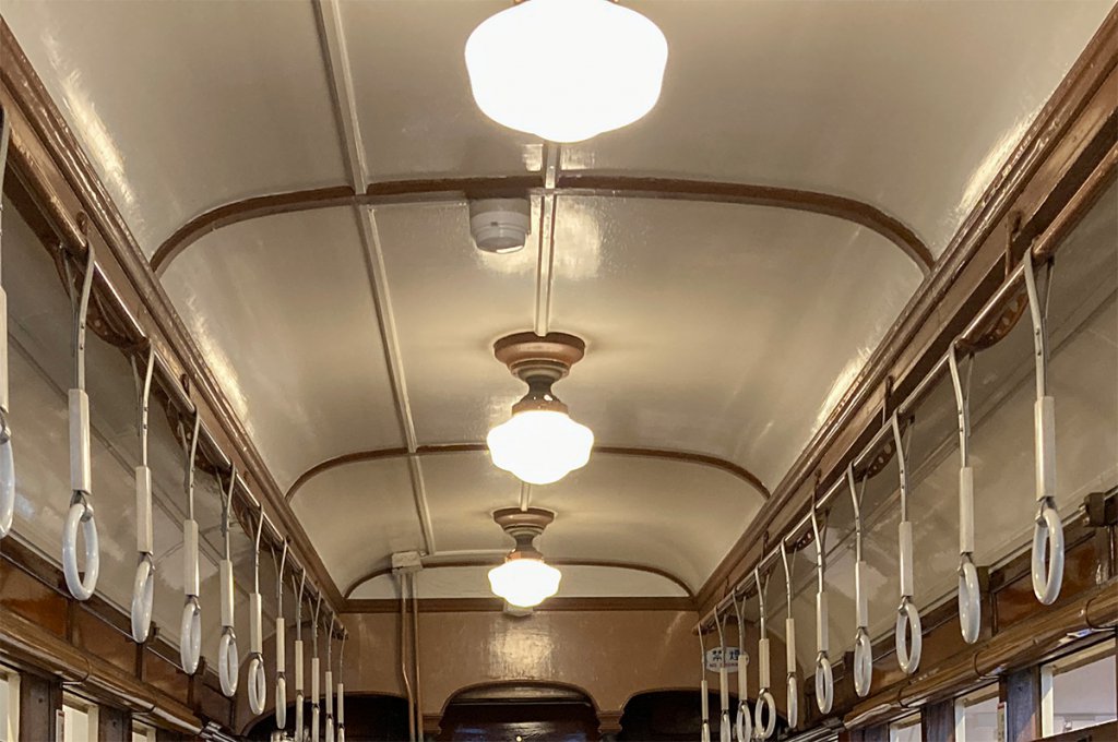 1928年製路面電車の室内灯。公共交通機関で白熱灯が主流だった時代は戦前に遡る！？
