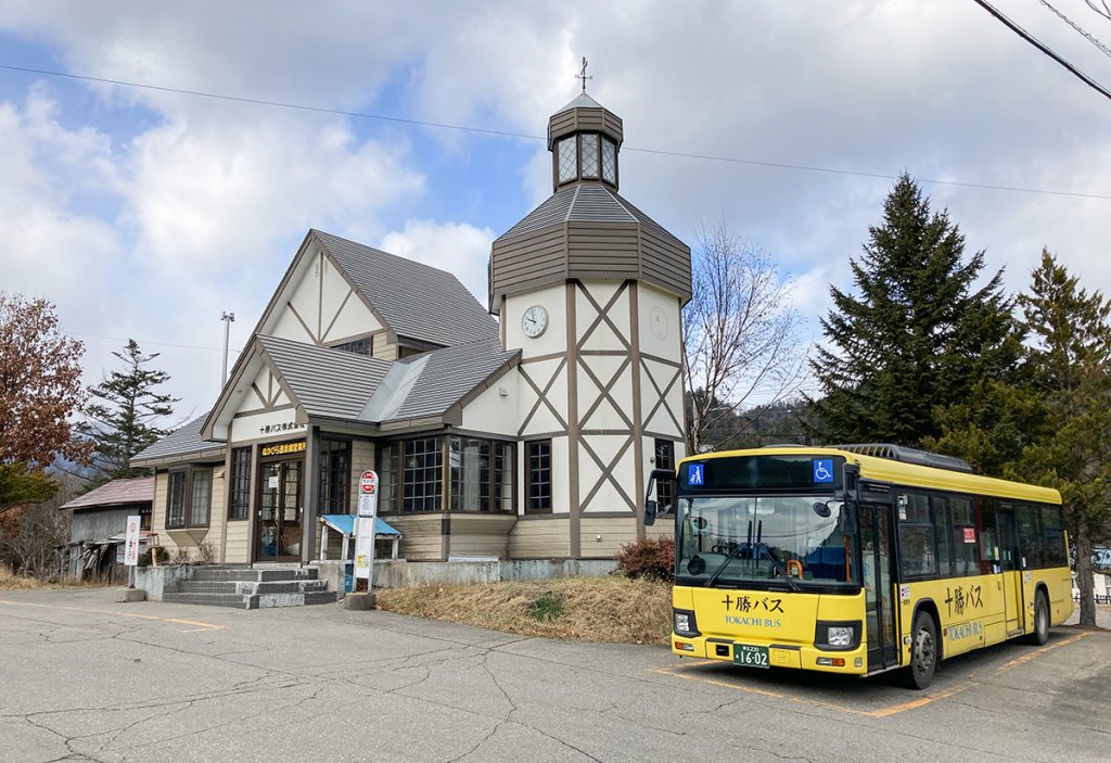 ぬかびら源泉郷には、可愛らしいバスの営業所が置かれている