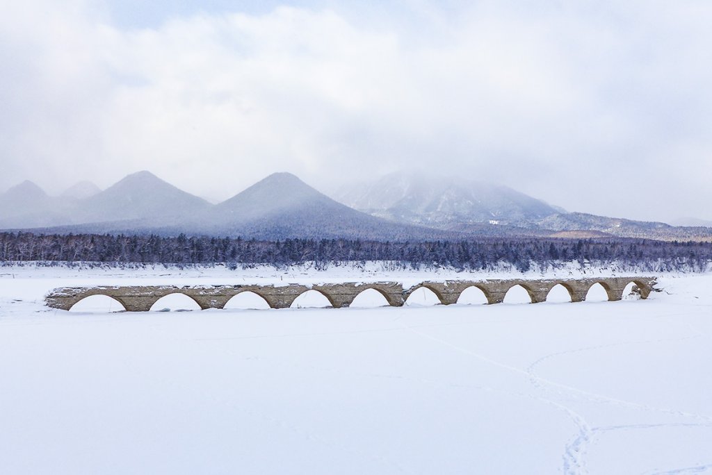 湖面が凍る1月に姿を見せた糠平湖のタウシュベツ川橋梁