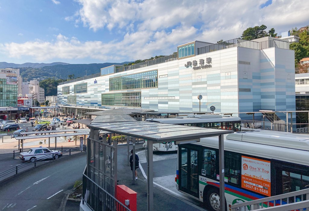スクエアなデザインのビルになり大型化したJR熱海駅駅舎