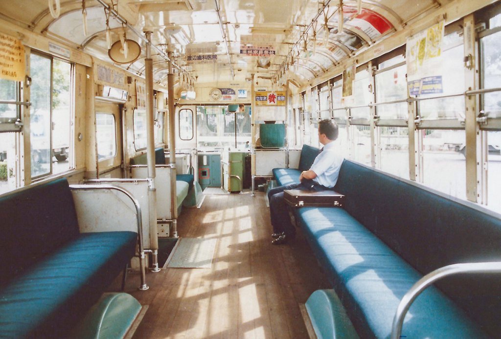 昭和50年代に使われていたロングシートの路線車（写真■日本バス友の会）