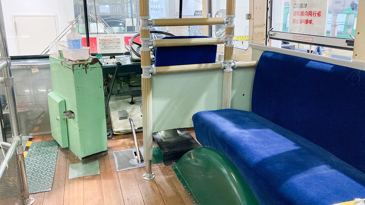 常識」も時の流れで非常識に? ロングシートの路線バスを見かけ