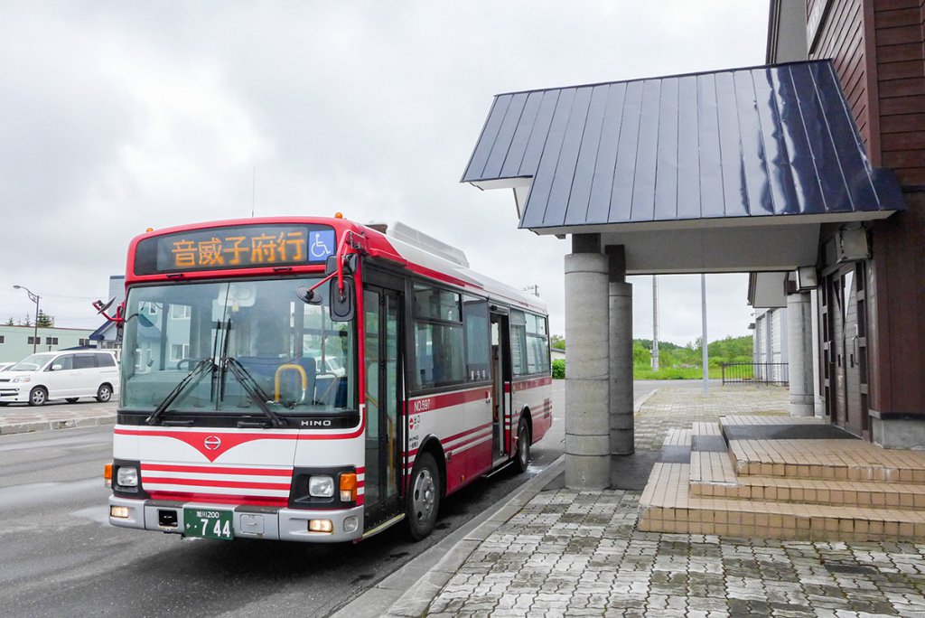 稚内〜音威子府を結ぶ天北宗谷岬線のルート上に飛行場前バス停がある