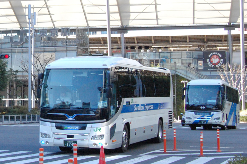 被災し運休（2月14～24日）した東北新幹線の代替輸送は、制度の特例を活用し各社が応援に。ジェイアールバステックと東日本急行の2台口が東京駅から仙台へ発車
