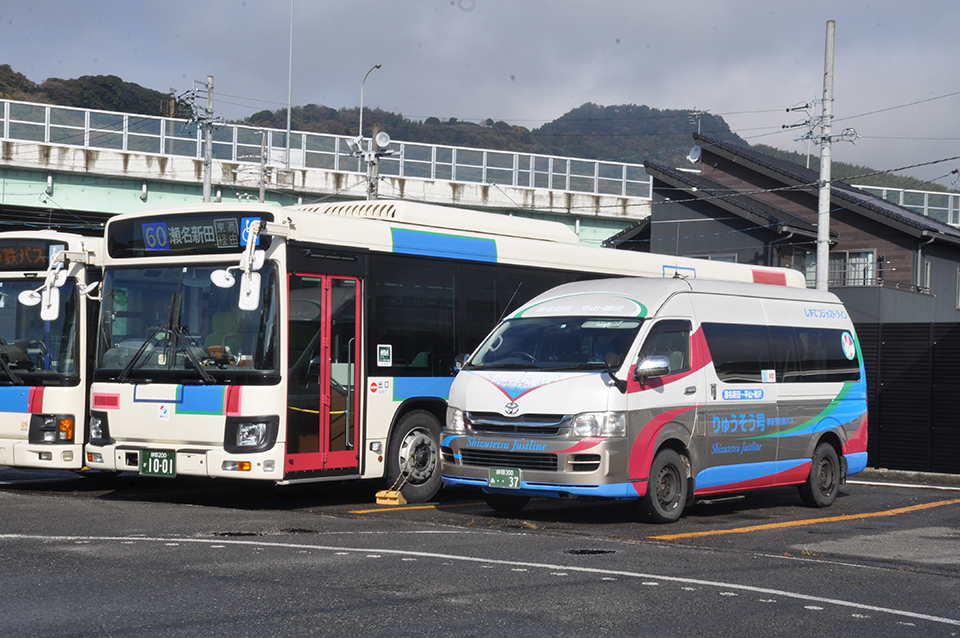 行先表示の「瀬名新田」までは大型バスで幹線輸送を行い、末端部は日中ハイエースでデマンド運行を行う。ネットワーク全体の中で小型を活用した好事例だ（しずてつジャストライン）