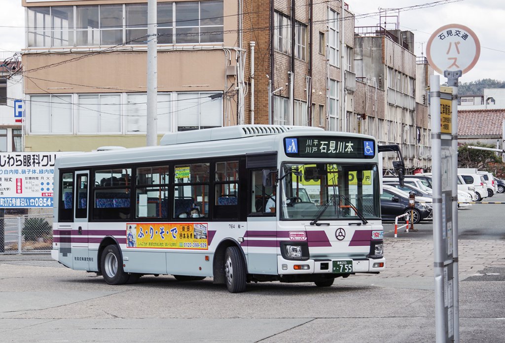 三江線代替バスのひとつ、石見交通江津川本線の中型路線車