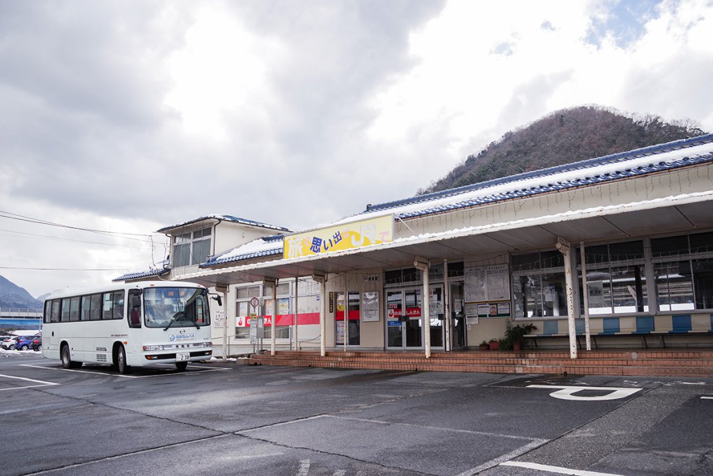 バス発着場と銀行になった石見川本駅跡