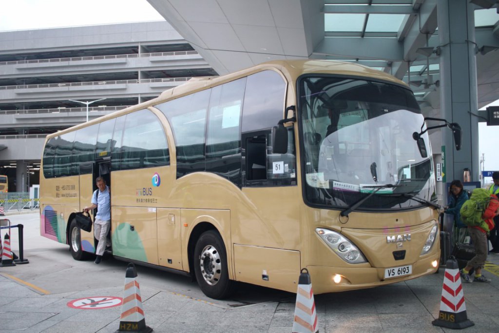 香港・マカオと中国本土を結ぶMAN社のバスは左右どちらからでも乗降できる