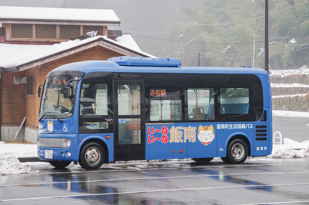 青い車体と「いーにゃん」が目印の飯南町生活路線バス
