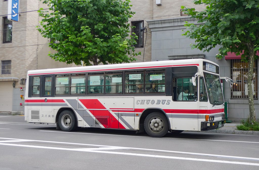 小樽市内を走る北海道中央バスの路線車