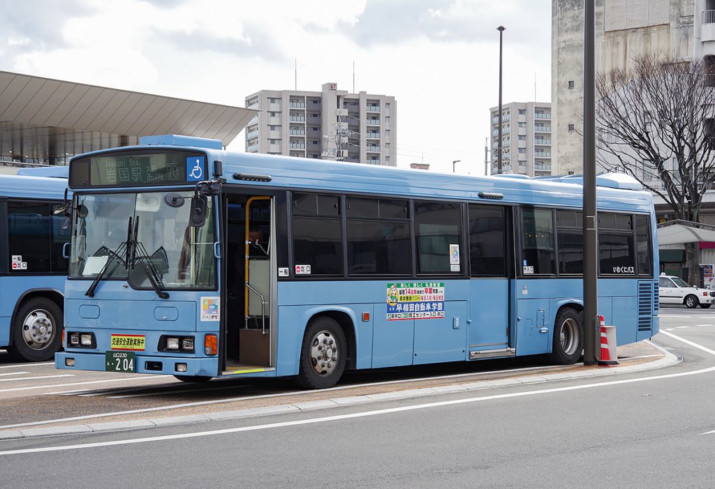 山口県のいわくにバスで使われている中型ロング車