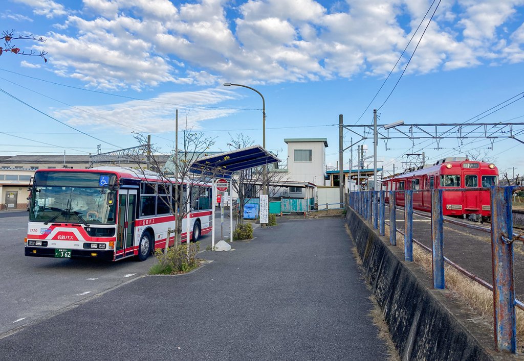 吉良吉田駅で路線バスと電車が並ぶ
