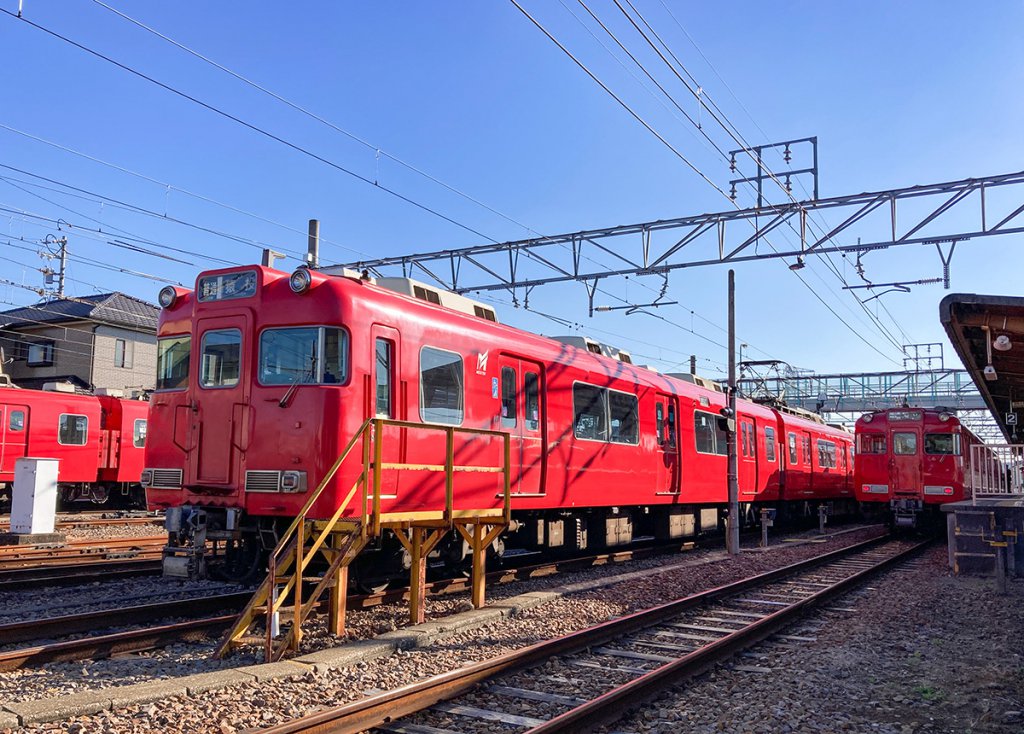 赤い電車が集う名鉄三河線の猿投駅