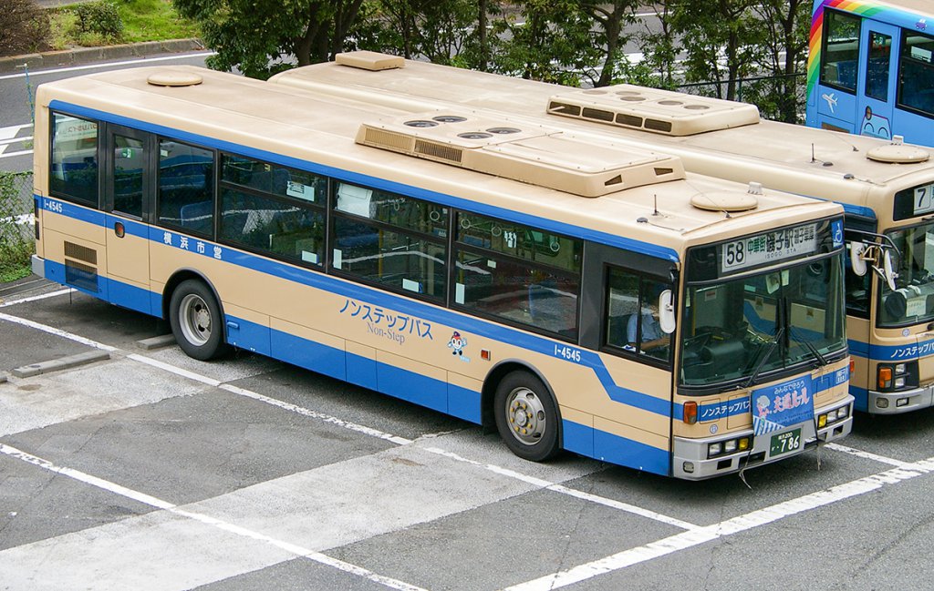 横浜200か786。撮影当時は横浜市営バス時代の後年の姿ということになる