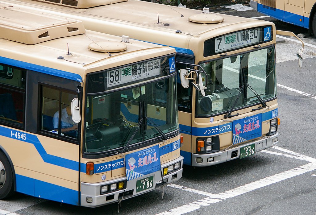 2007年9月に撮影した、横浜駅東口のバス待機所に集まる横浜市営バスの路線車