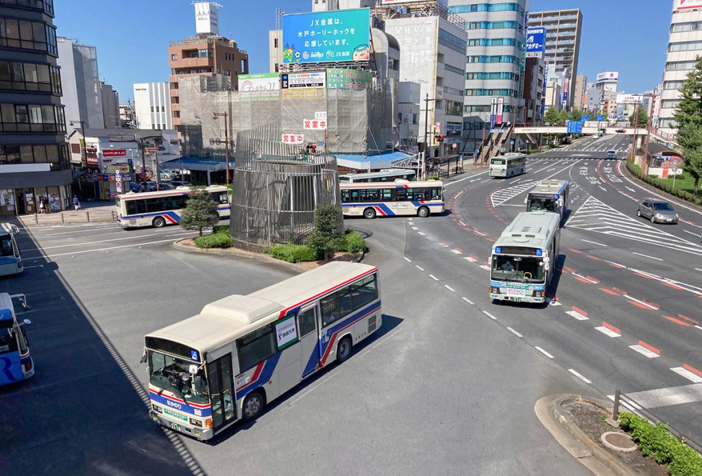 続々と路線バスが往来する水戸駅北口