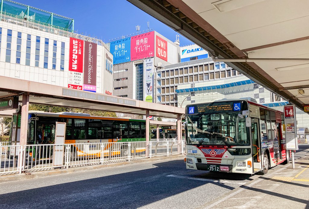 都営バス（左）と関東バスが並ぶ新宿駅西口バスターミナル