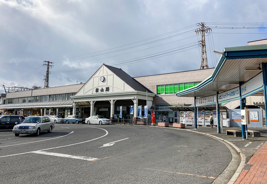 中・長距離バスの発着場にもなっているJR松山駅