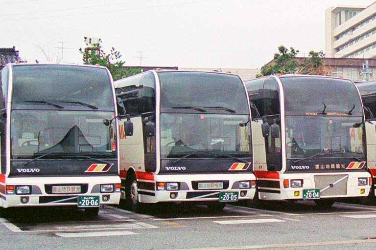 長く富山の交通を支えてきた富山地鉄の平成!!　懐しい旧カラーのバスには隔世の感すら漂う
