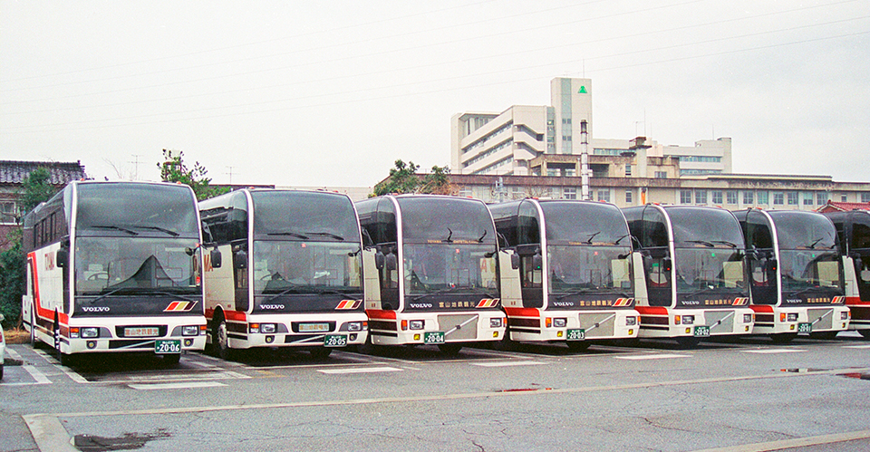 長く富山の交通を支えてきた富山地鉄の平成……旧カラーのバスたちが