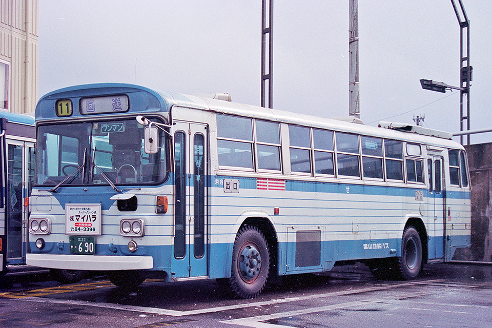 日野 K-RC301　富士重工3Eボディを架装した一般路線車。かつて日野製車両は富山市内の西部営業所に集中的に配置されていた。サブエンジンクーラーを搭載する