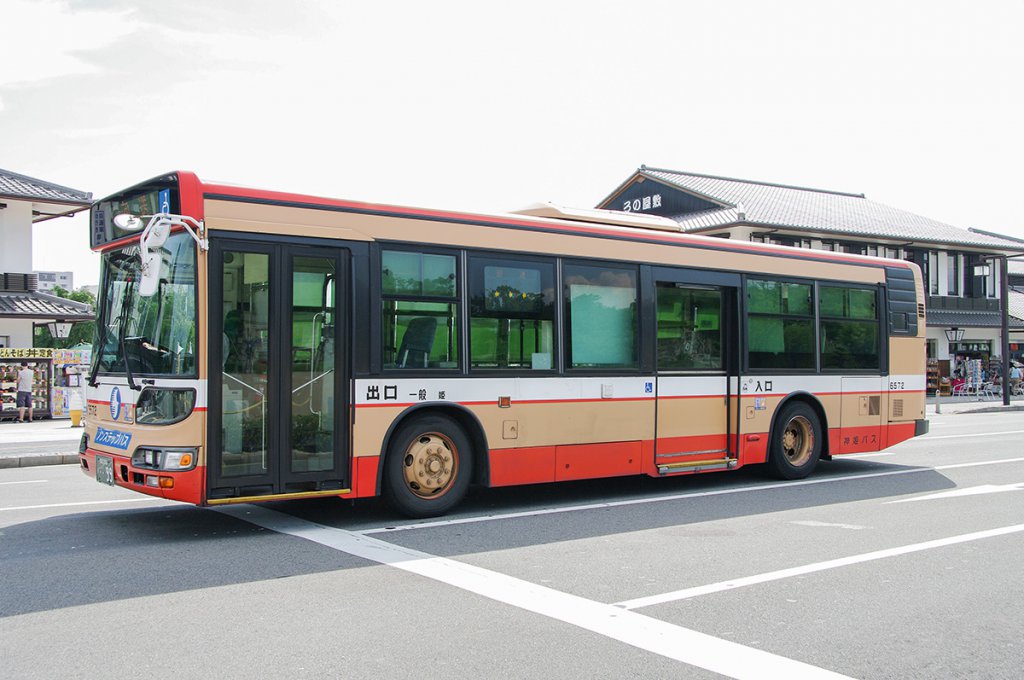 姫路城大手門前バス停付近を走る神姫バスの大型路線車