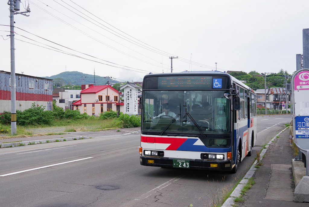 松前城の最寄りバス停に停車中の函館バス510系統