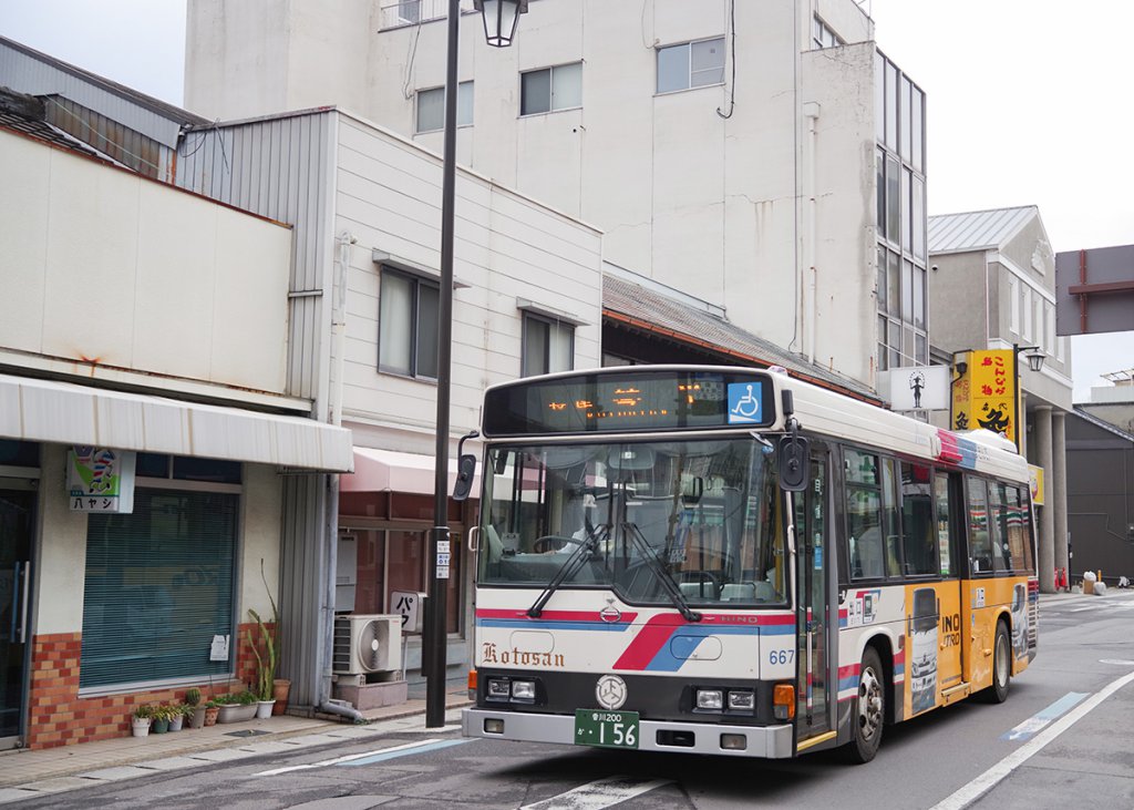 琴参バスの中型路線車
