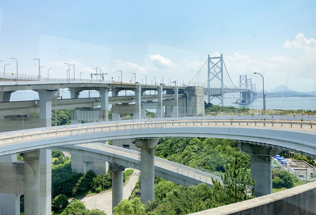 高速道路と鉄道が通る瀬戸大橋