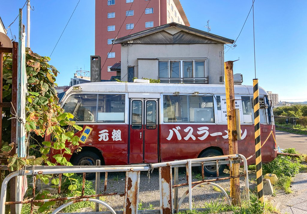 マイクロバスをベースに改装を施したラーメン店