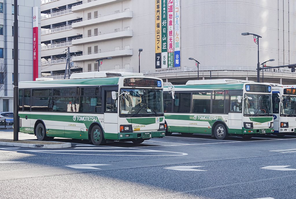色付きとシルバーが混在するトモテツバス（広島県）