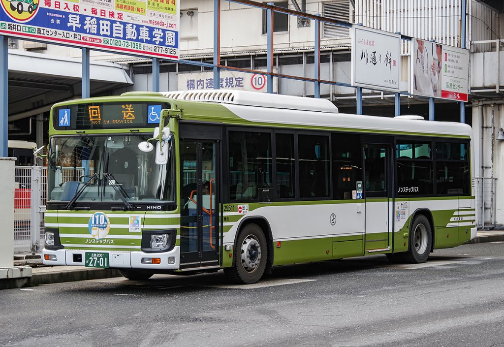 広電バスの2021年式ブルーリボン。前面右寄りにHINOのロゴが…