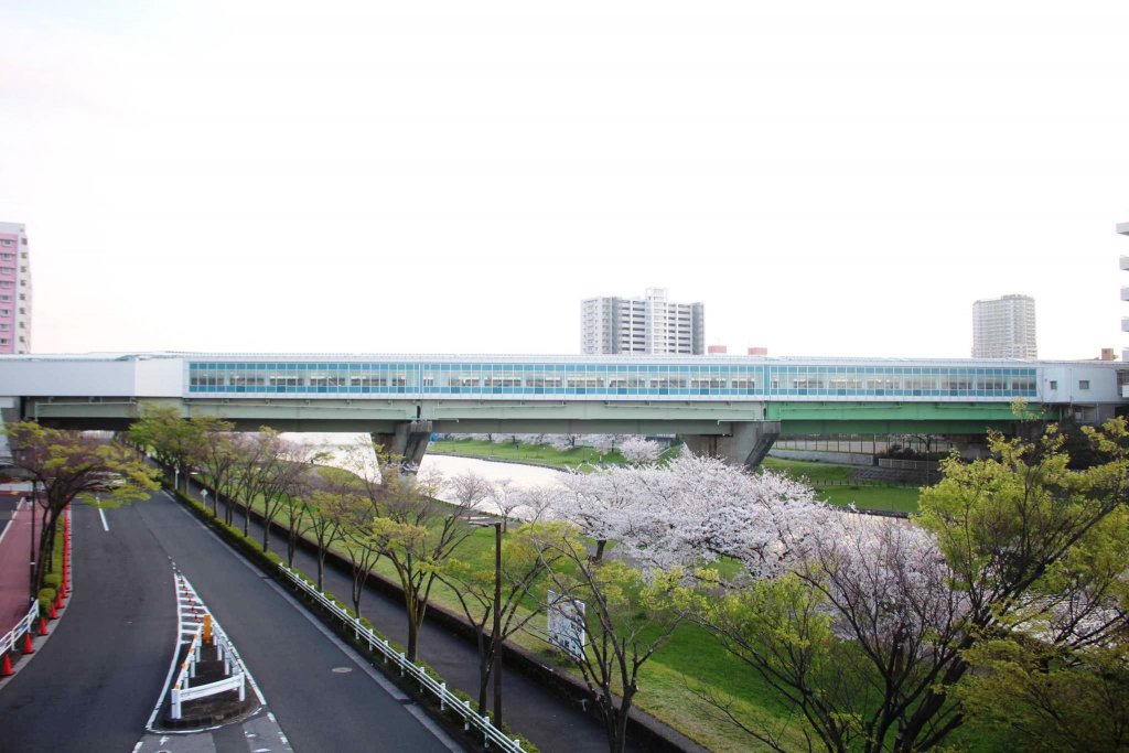 東大島駅は区界にあるので右側は江東区で左側が江戸川区