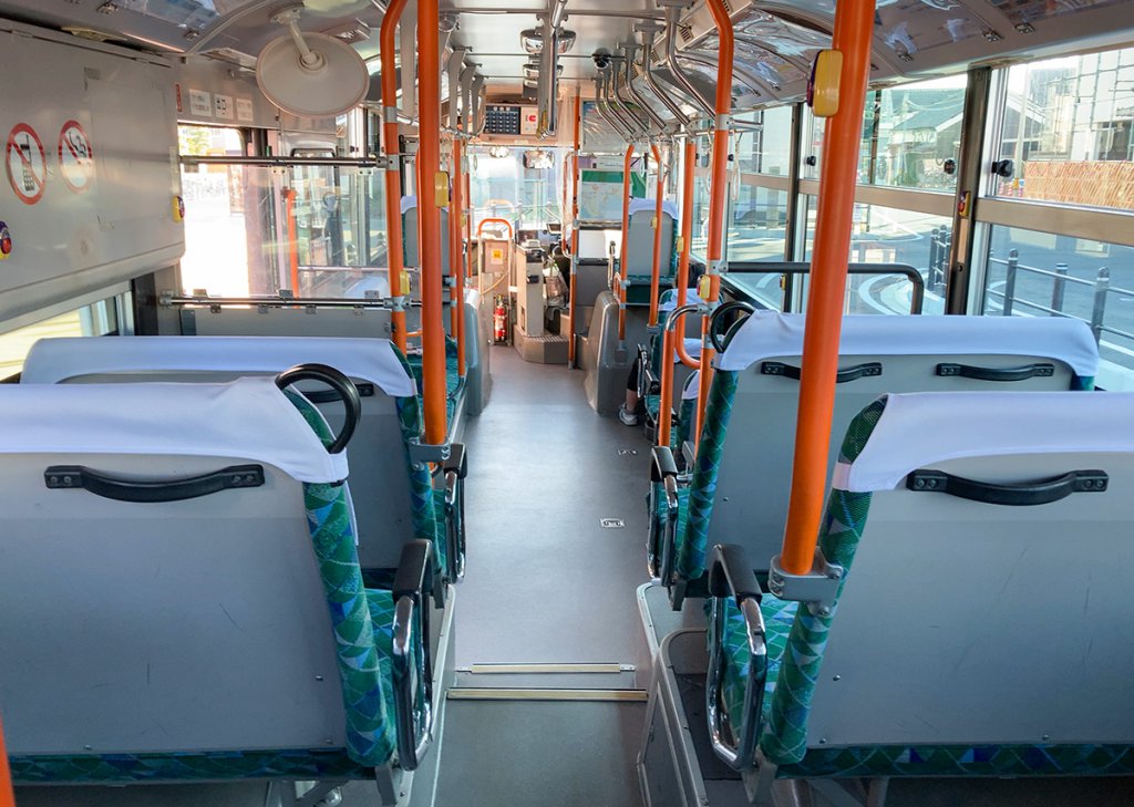 普通の路線バス車両に荷物専用の置き場は原則ない