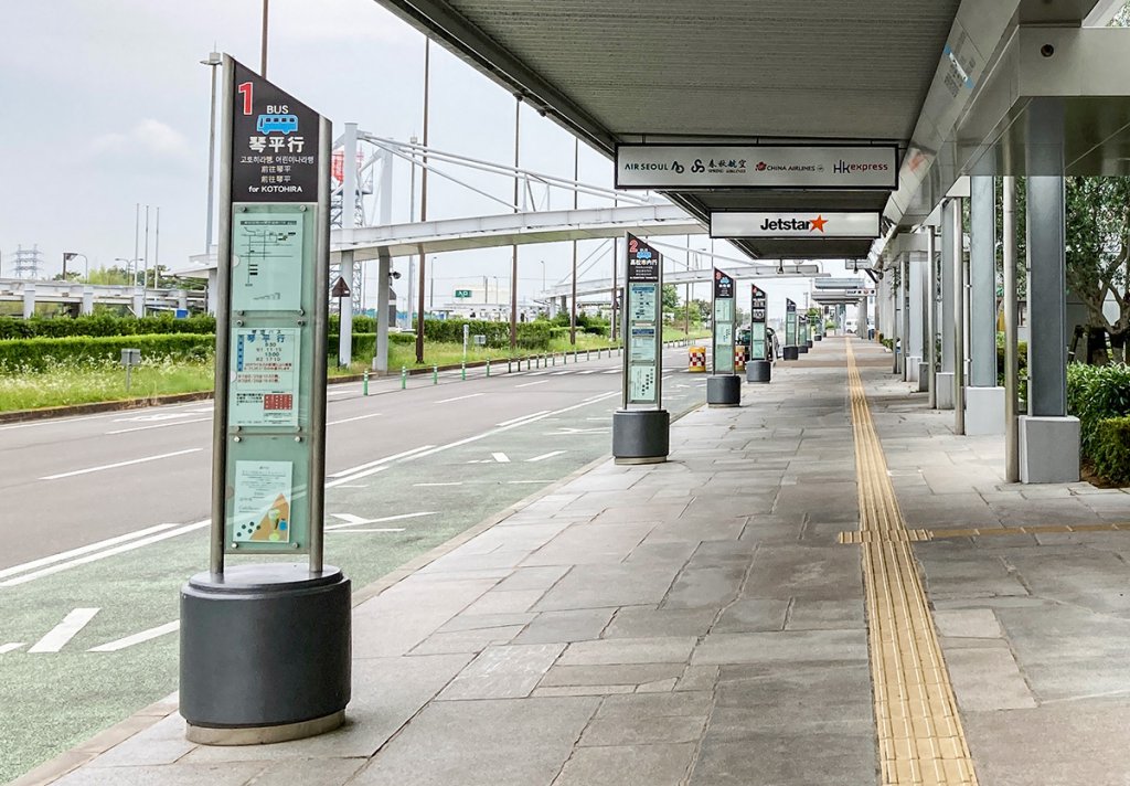 高松空港の正面玄関前に並ぶバス停標識