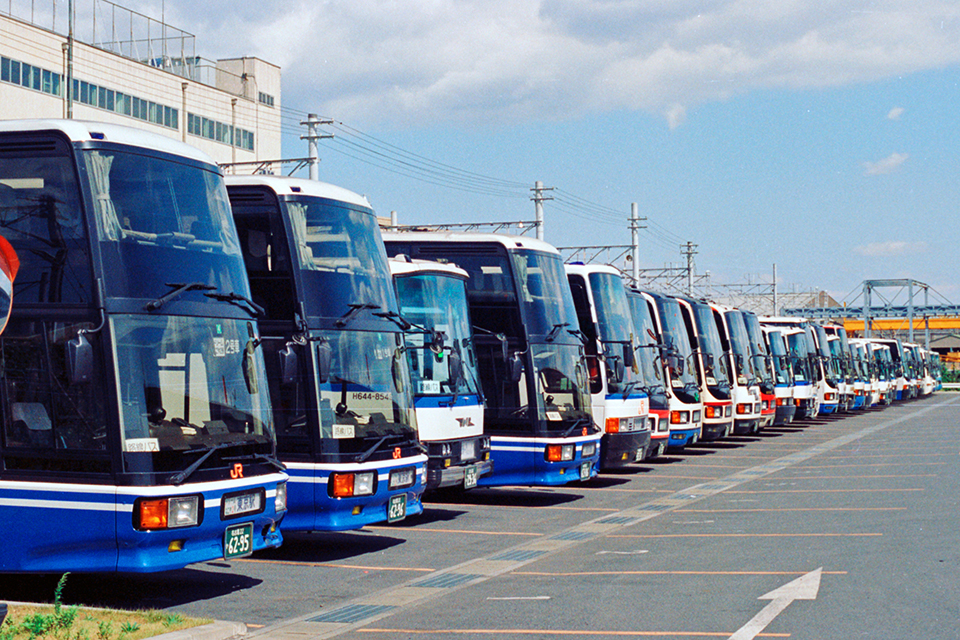 東京営業支店に並ぶ高速バス車両。JRグループのみならず共同運行相手各社のバスがずらりと並ぶ様子は壮観である