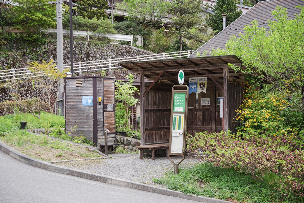 上成木バス停には、上屋とベンチ・トイレが設置されている