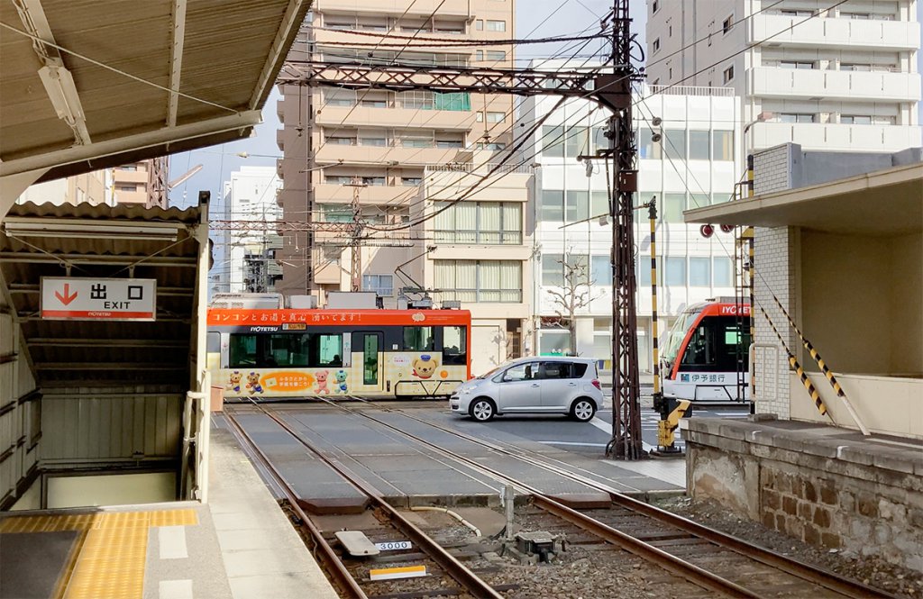 電車、路面電車、路線バス、高速バスが通る大手町駅ダイヤモンドクロス（愛媛県）