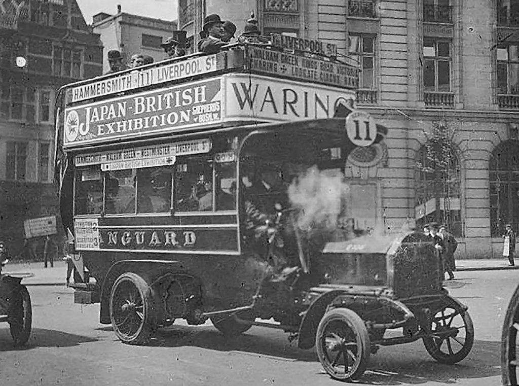 1900年代初頭のイギリスの路線バス。2階席の前と横に行先を記した板が取り付けてある（写真：パブリックドメイン）