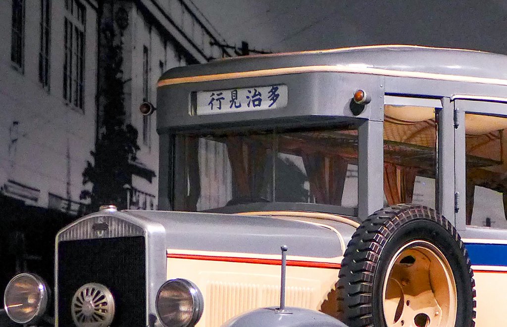 前面おでこの部分に方向幕が付いた、1930年代の国鉄バス1号車