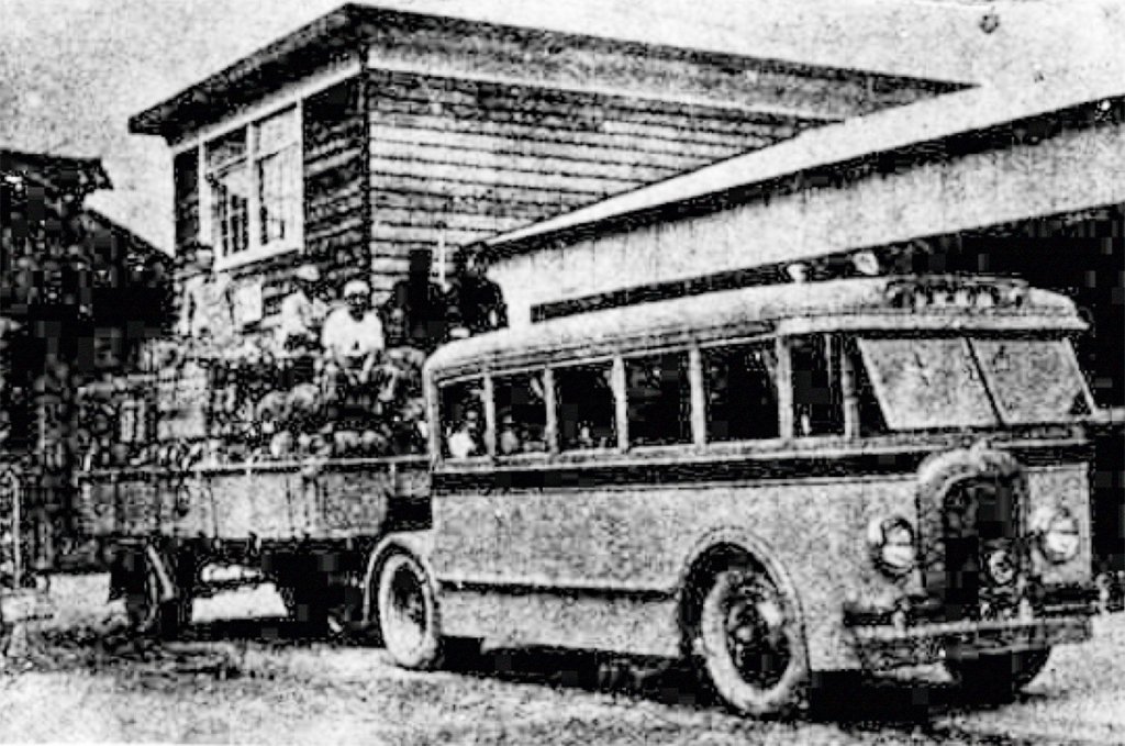 戦前に当時の省営バスが一部の路線で使用していた貨物付随自動車付きのバス車両（省営自動車十年史より）