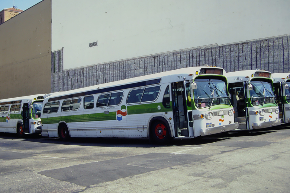 米サンフランシスコの郊外バスで使用されていたGMのトップドア車。一世を風靡したフロントスタイルは日本の視野拡大窓に影響を与えた（1994年）